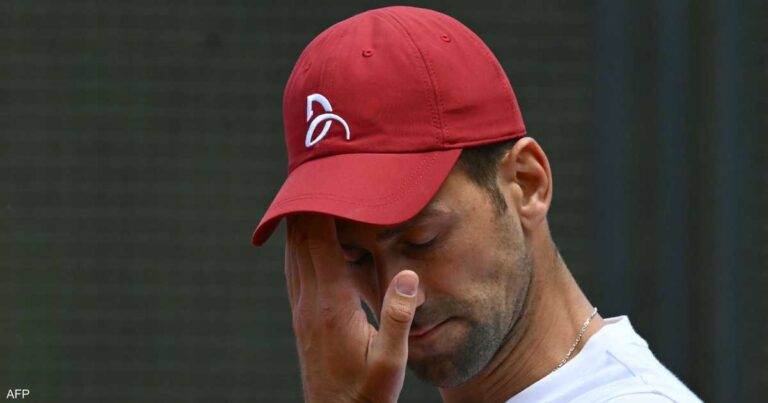 جوکوفيتش يثیر الضحک وهو یرتدي خوذة بعد إصابته في الرأس