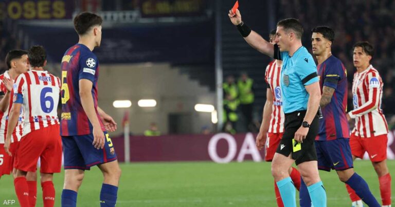 إيقاف حكم مباراة برشلونة وأتلتيكو مدريد بعد قرارات تحكيمية مثيرة للجدل
