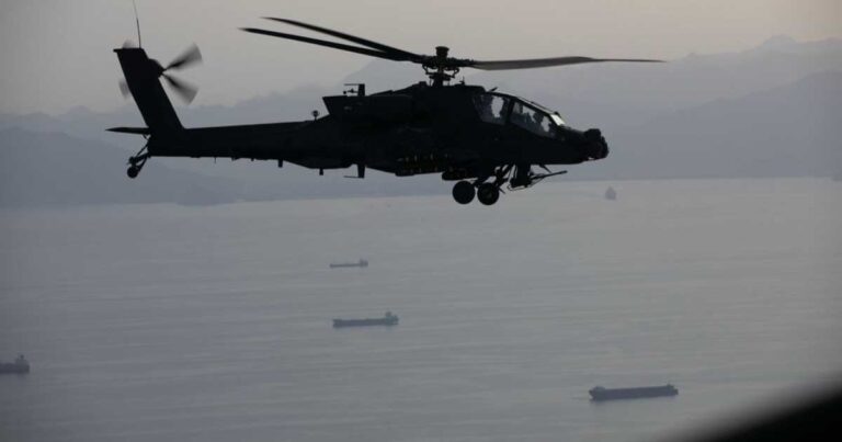تصعيد الحصار الأمريكي في مضيق هرمز: تحليق مروحيات أباتشي وعودة 23 سفينة