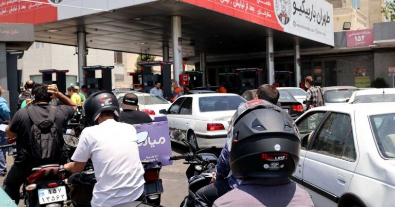 طوابير الوقود في إيران تعكس مخاوف من تعثر المفاوضات النووية وأزمتها الاقتصادية