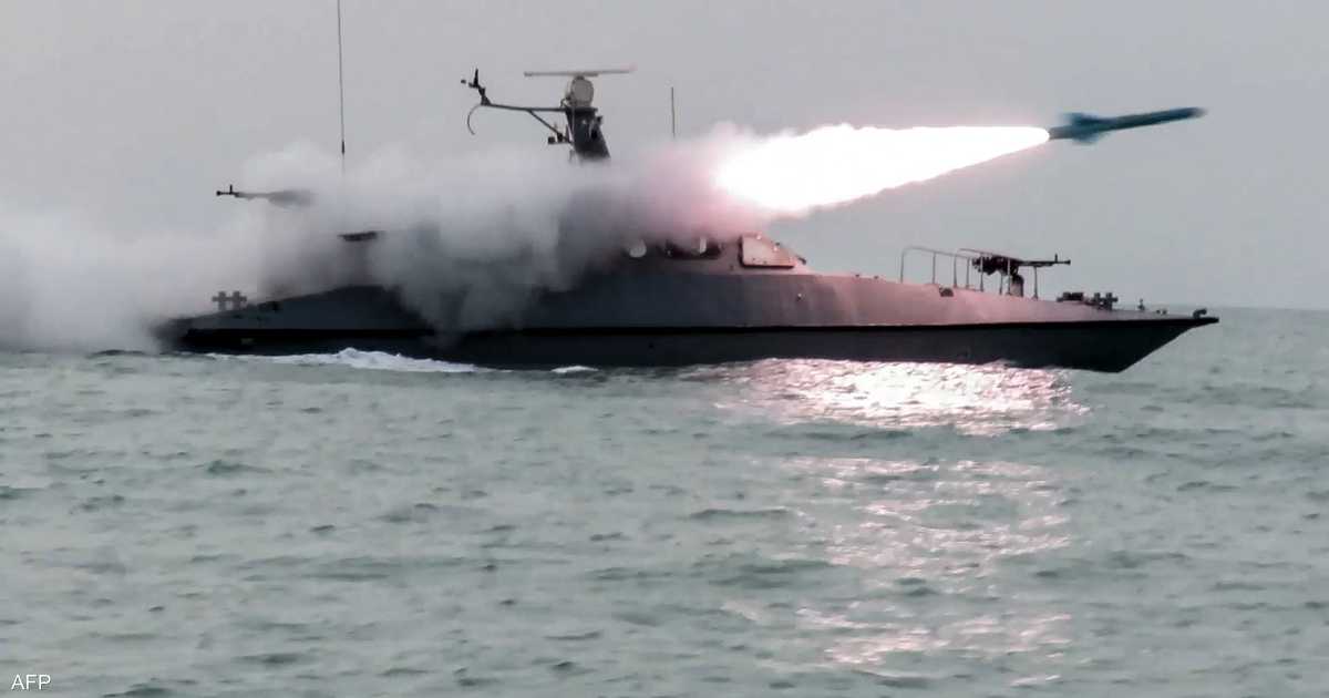 تصاعد دور أسراب الزوارق الإيرانية وتوترات بحرية مع القوات الأميركية