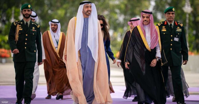 عبدالله بن زايد يمثل الإمارات في قمة خليجية لتعزيز التعاون والتكامل