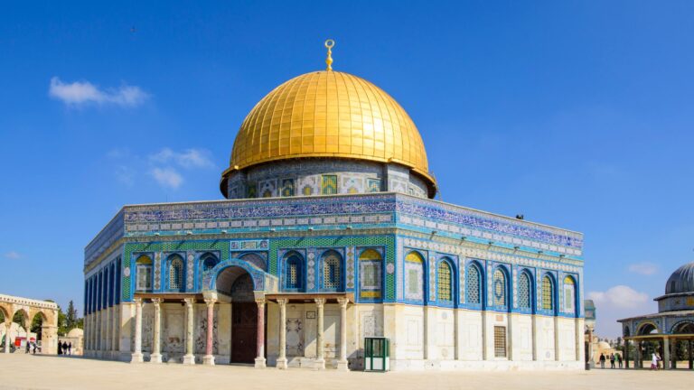 بعد إغلاق استمر 40 يومًا.. إعادة فتح المسجد الأقصى أمام المصلين في القدس المحتلة