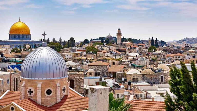 إعادة فتح المسجد الأقصى وكنيسة القيامة تحت مراقبة دقيقة من “عين على القدس”