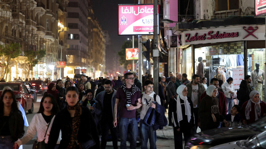 القاهرة تعيد نشاطها الليلي بعد تخفيف قيود ترشيد استهلاك الكهرباء