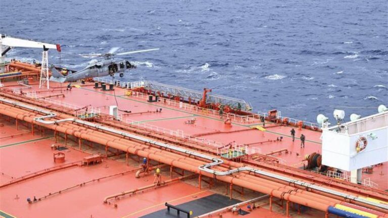 الجيش الأمريكي يشن هجومًا ويستولي على ناقلة نفط في المحيط الهندي