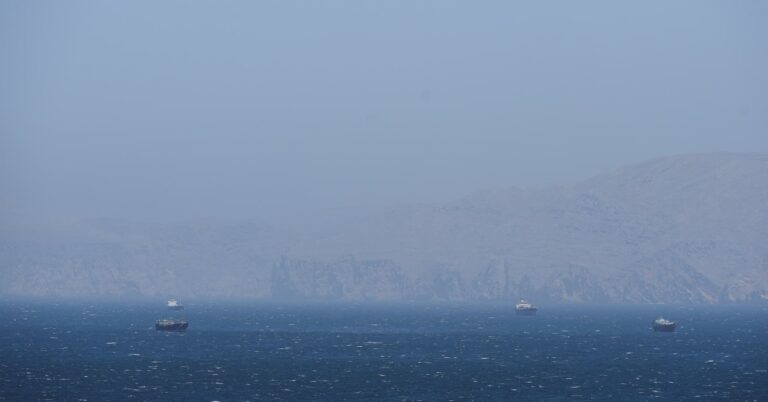 الحرس الثوري الإيراني يحذر من عبور السفن الحربية لمضيق هرمز