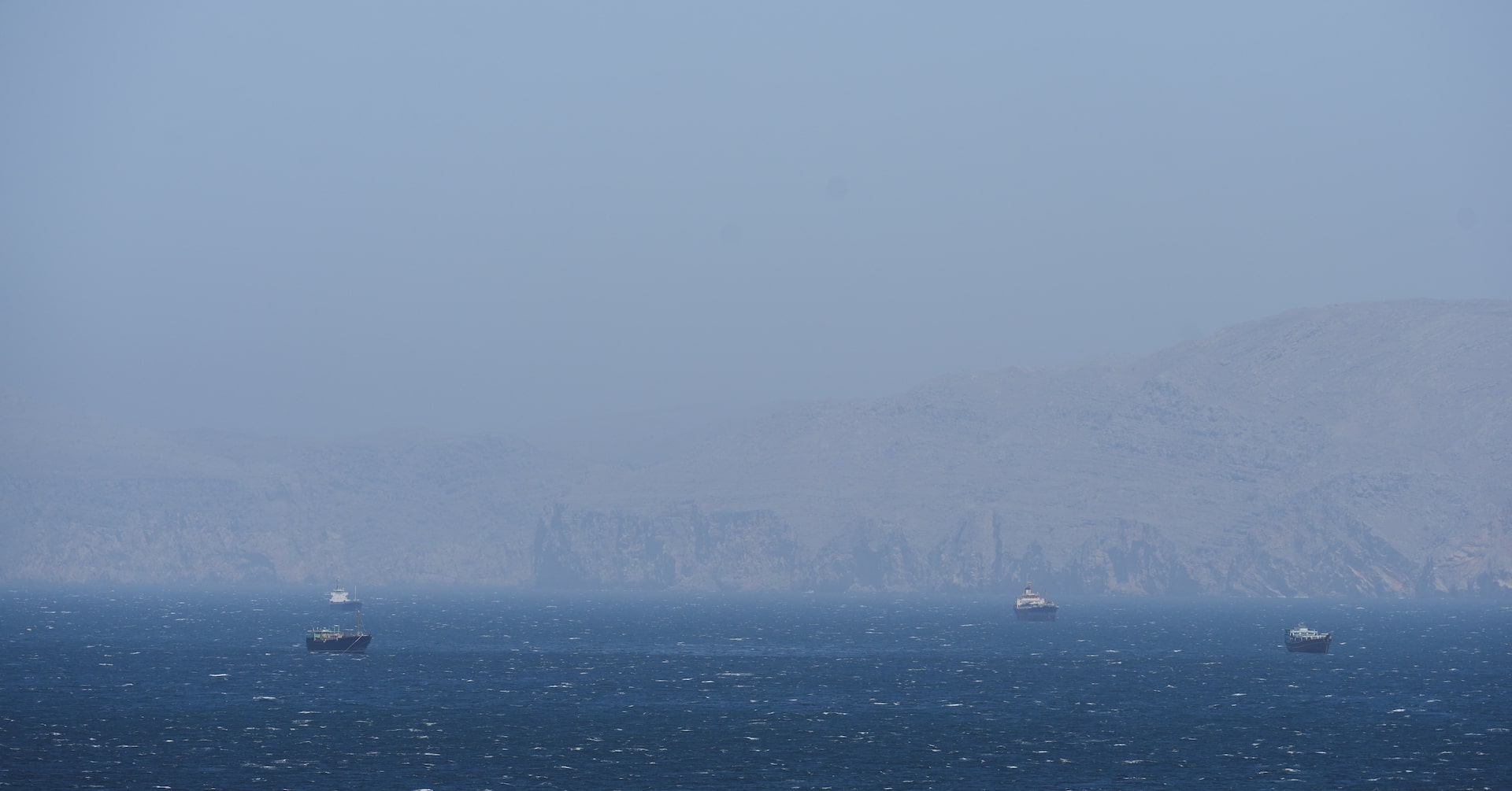 الحرس الثوري الإيراني يحذر من عبور السفن الحربية لمضيق هرمز