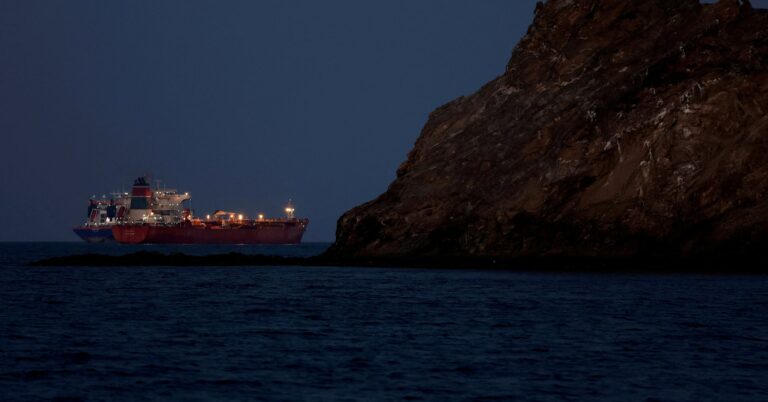 بيانات شحن تكشف عبور غالبية السفن المرتبطة بإيران مضيق هرمز رغم اتفاق وقف إطلاق النار