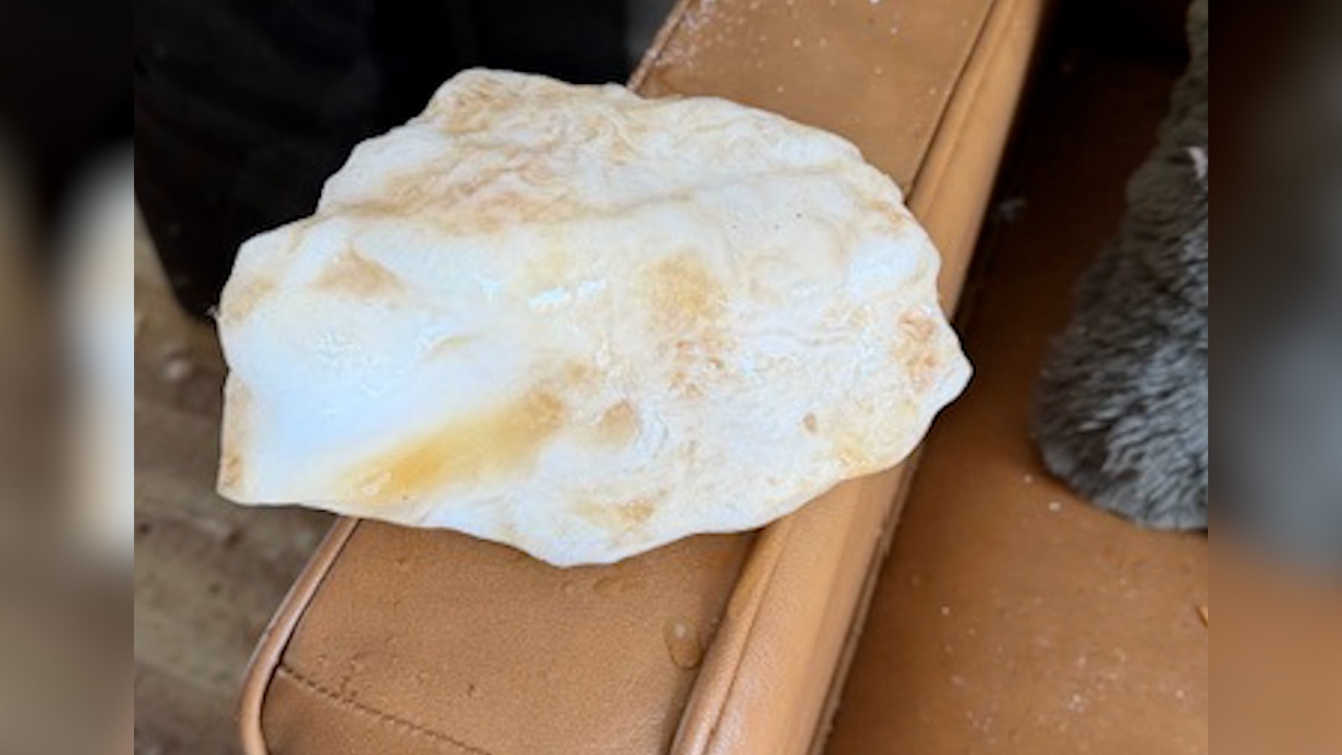 كتلة جليدية تخترق سقف منزل في كاليفورنيا وتسقط على الأريكة