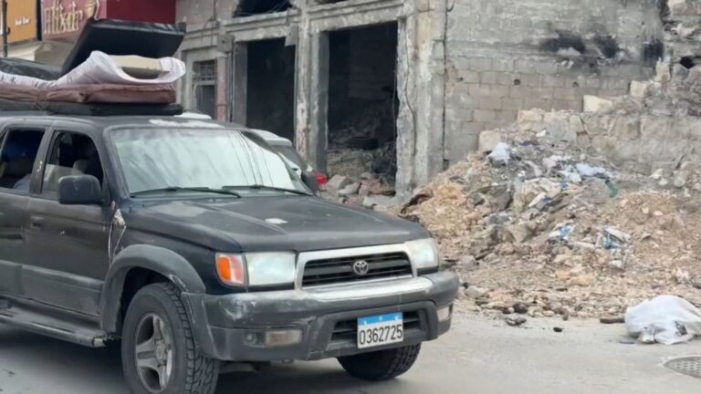 سكان النبطية يعودون إلى منازلهم بعد بدء سريان وقف إطلاق النار مع إسرائيل