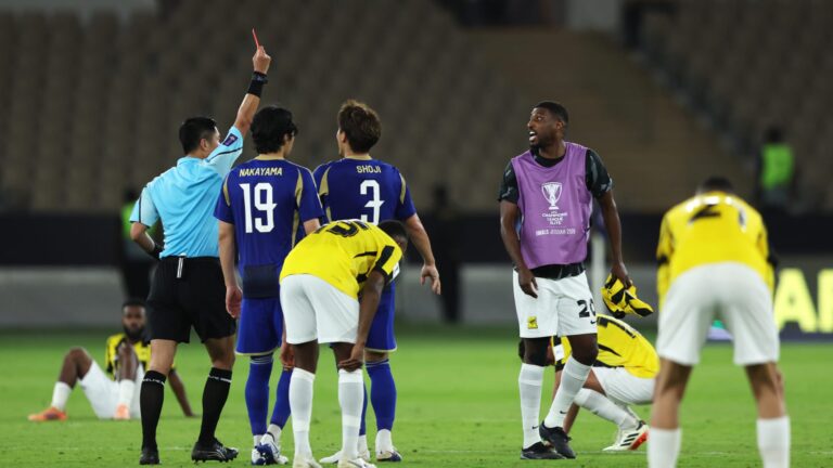 تصرف صادم من لاعب اتحاد جدة تجاه الحكم عقب خسارة دوري أبطال آسيا