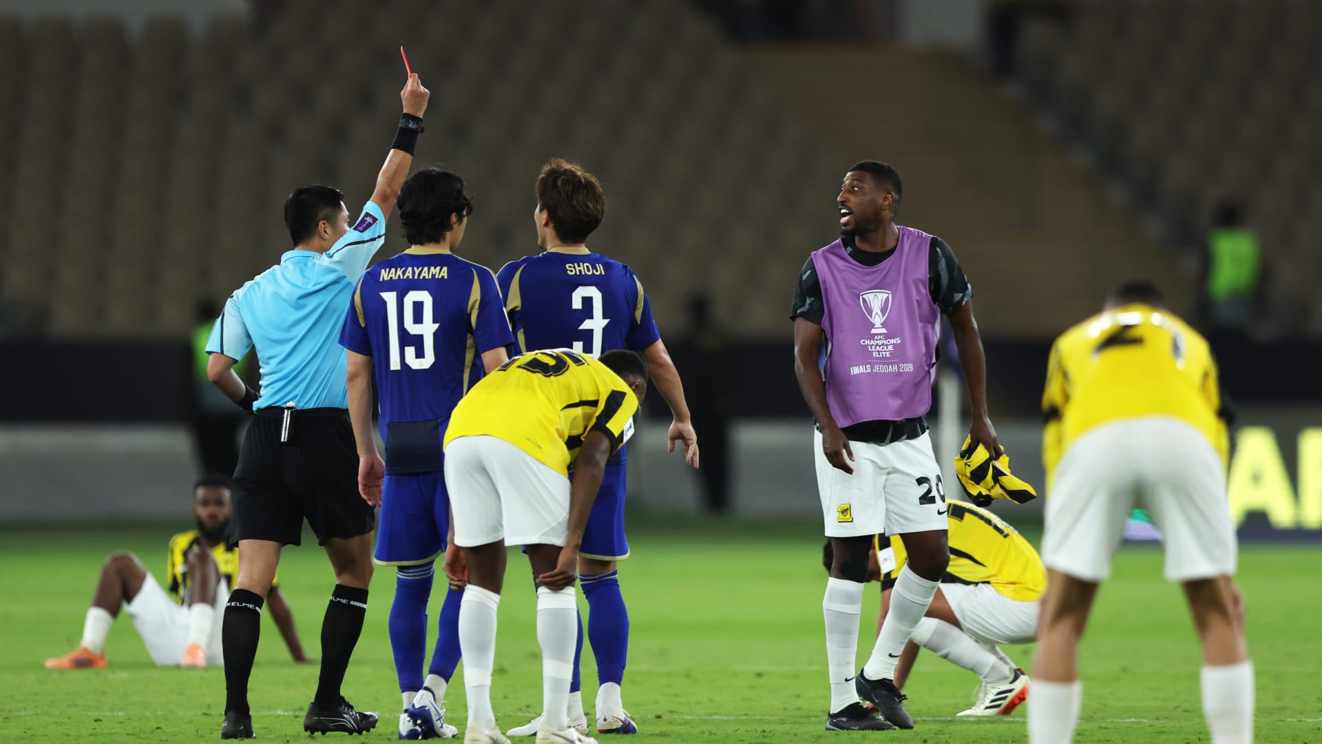 تصرف صادم من لاعب اتحاد جدة تجاه الحكم عقب خسارة دوري أبطال آسيا