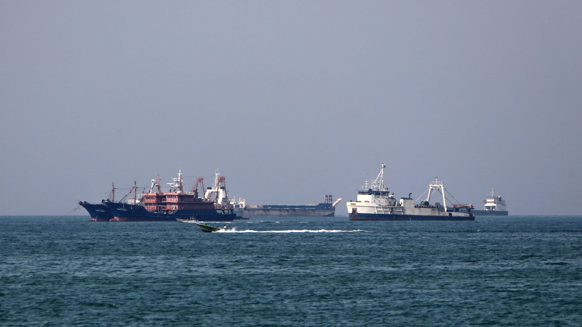 تحديث: هجوم بمقذوف مجهول على سفينة حاويات في مضيق هرمز بعد حادث ناقلة النفط