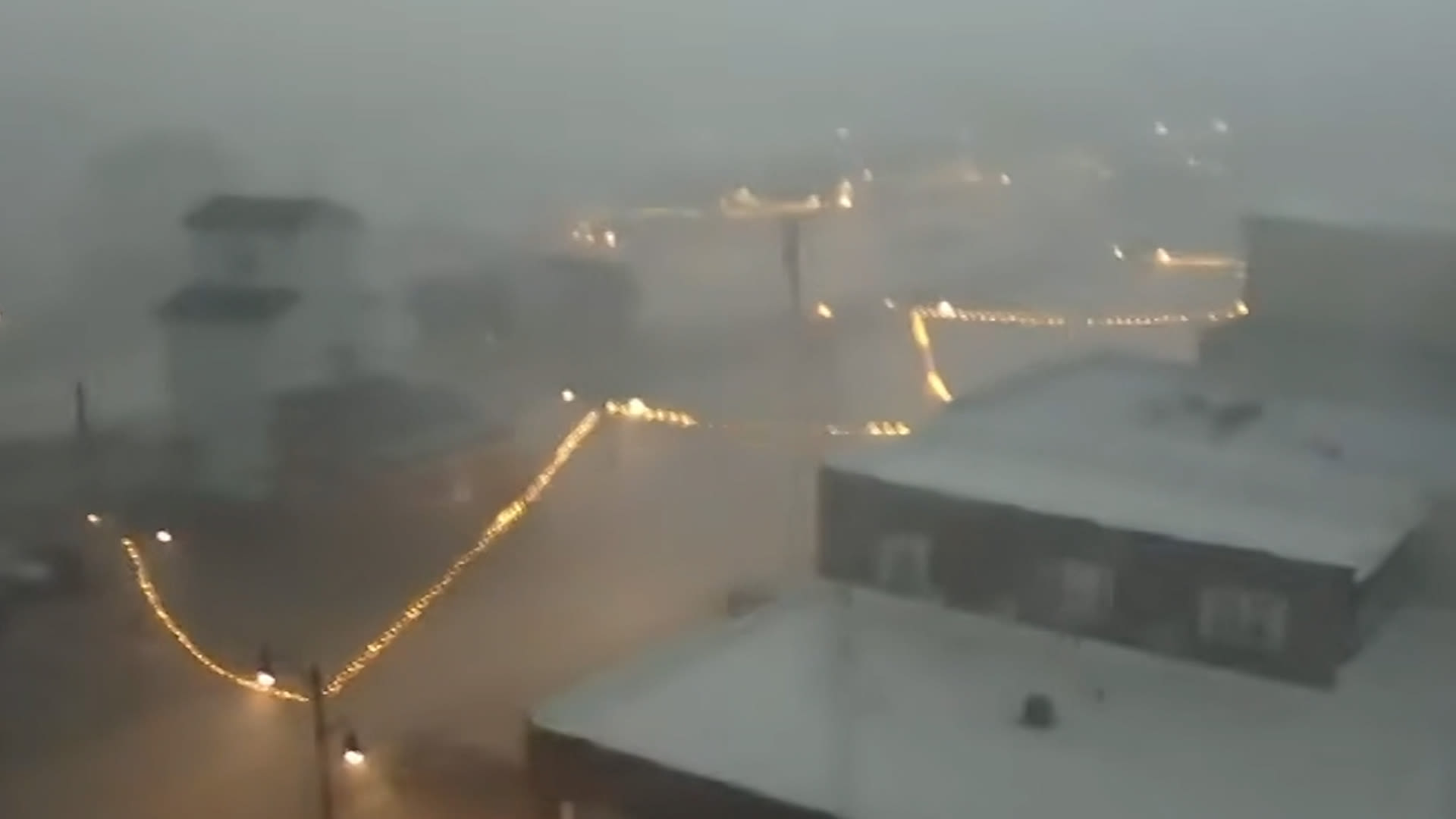 أعاصير قوية تجتاح ولايات أمريكية وتتسبب في دمار واسع وانقطاعات كهربائية