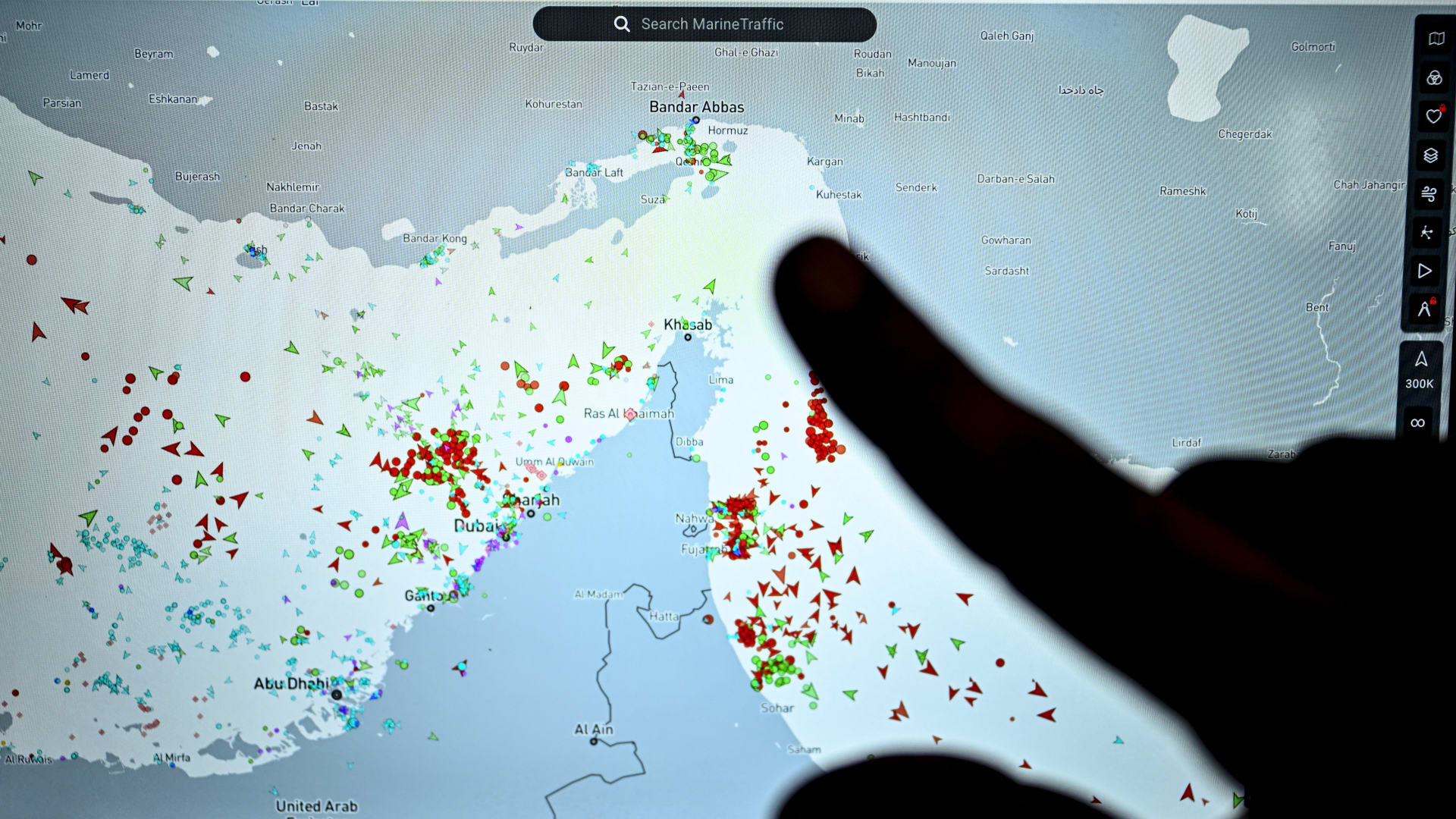 مضيق هرمز يشهد تقلبات حادة مع قرب انتهاء وقف إطلاق النار بين الولايات المتحدة وإيران