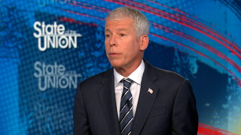 وزير الطاقة الأمريكي يتوقع بقاء أسعار البنزين مرتفعة حتى عام 2027