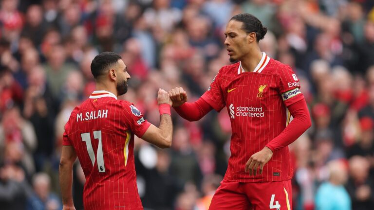 لحظة طريفة بين محمد صلاح وفان دايك بعد فوز ليفربول على إيفرتون