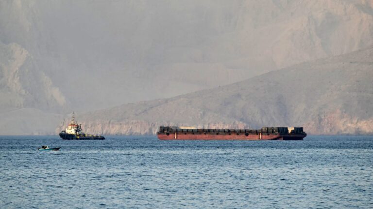 الجيش الإيراني يلوح بالرد بعد احتجاز سفينة إيرانية في خليج عُمان من قبل القوات الأمريكية