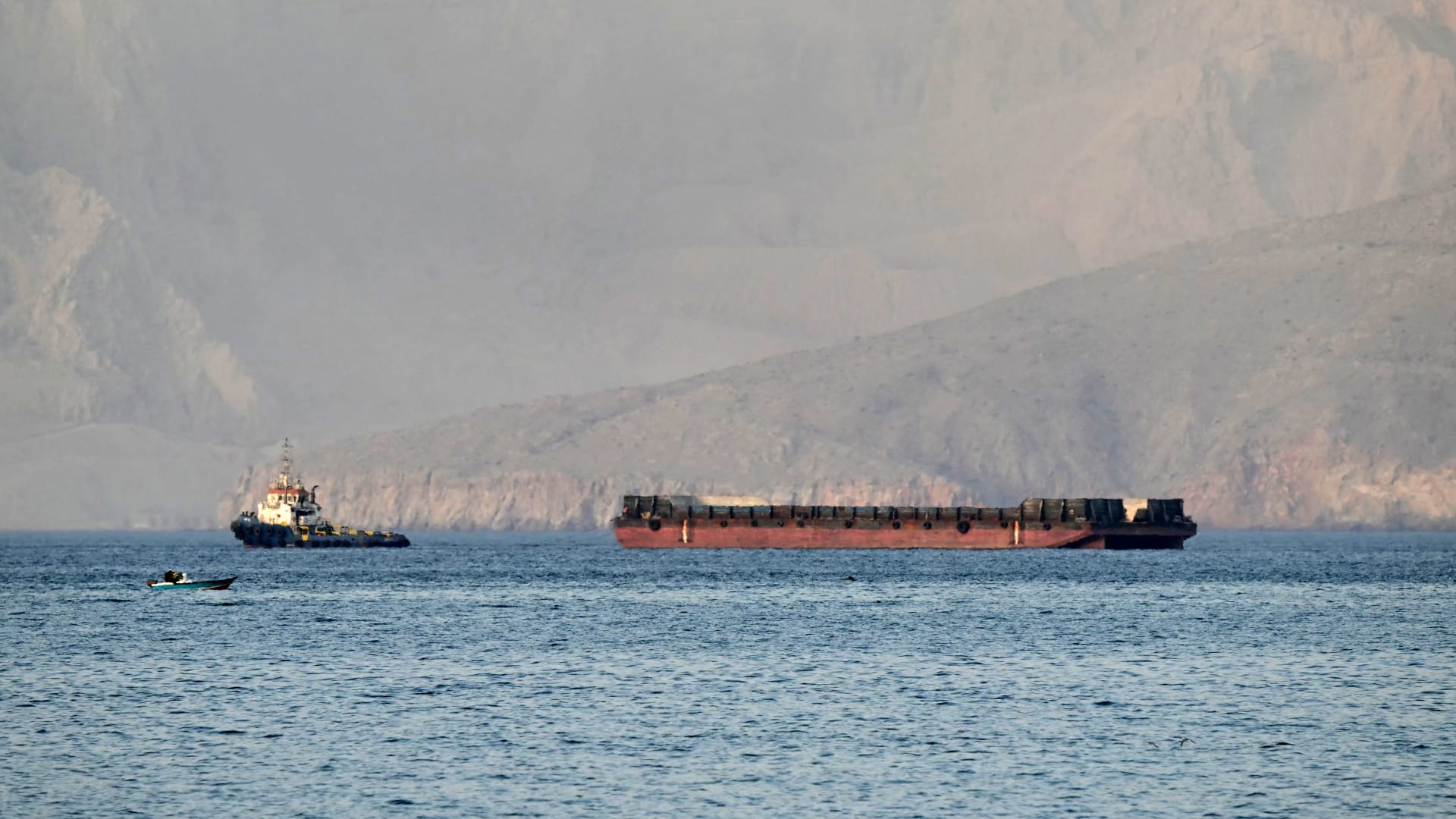 الجيش الإيراني يلوح بالرد بعد احتجاز سفينة إيرانية في خليج عُمان من قبل القوات الأمريكية