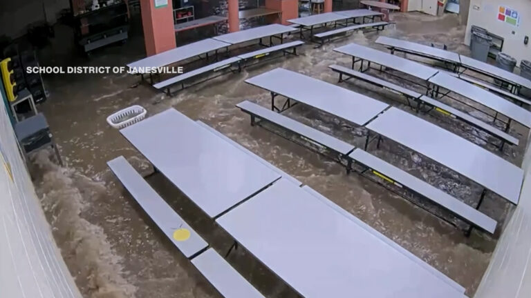 فيضانات تغمر مدرسة ابتدائية بولاية ويسكونسن الأمريكية وتوقف الدراسة مؤقتاً