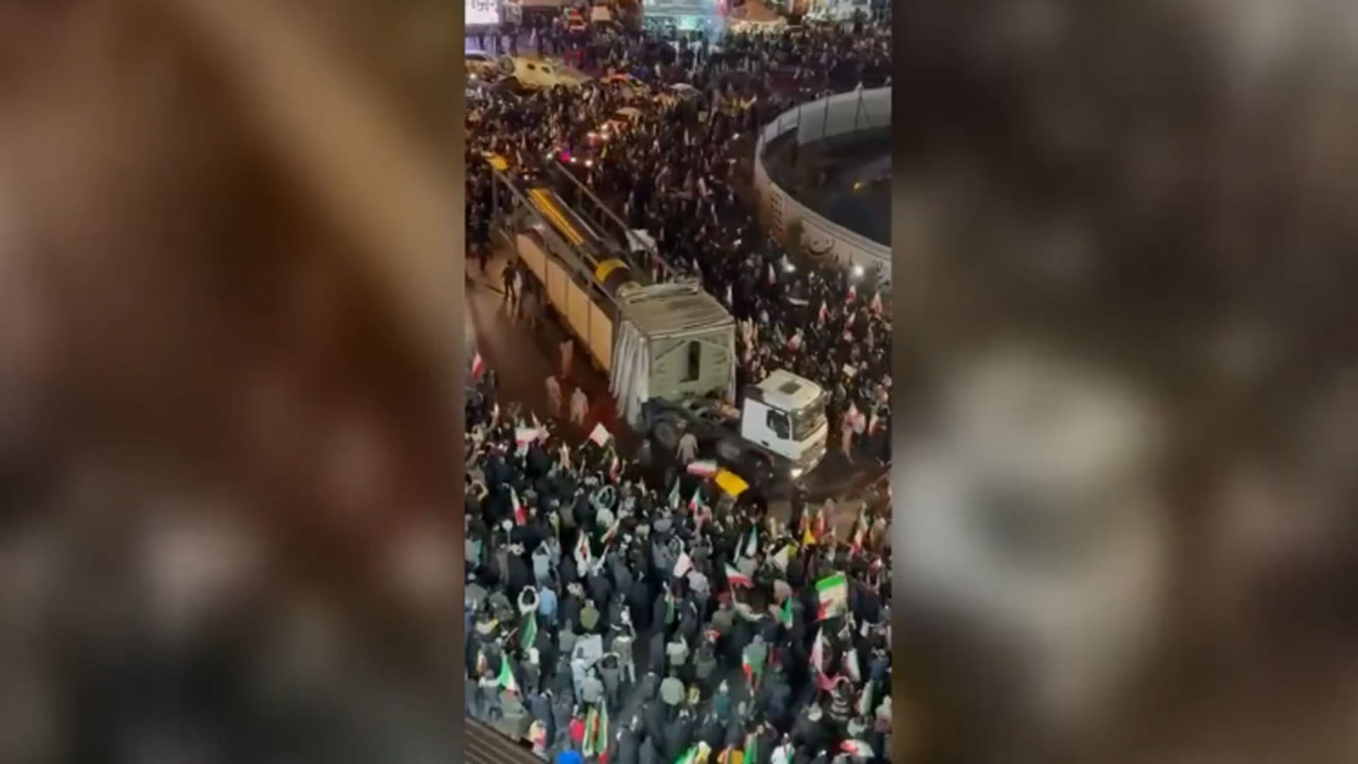 إيران تعرض صاروخ خرمشهر 4 الباليستي في تجمع مؤيد للنظام بطهران