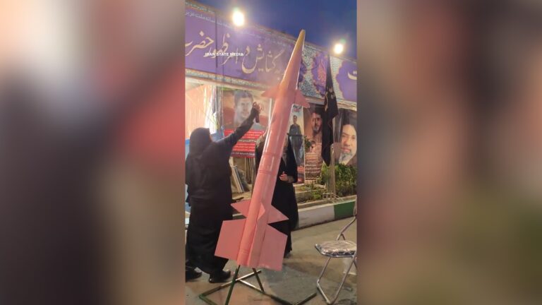 إيران تطلق حملة ترويج لأسلحة ومركبات وردية لجذب النساء وتثير جدلاً حقوقياً واسعاً
