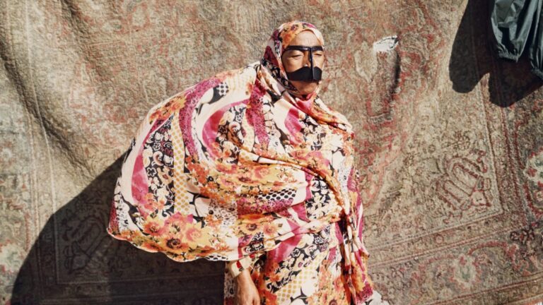 هدى أفشار توثق الروحانية والحياة الإنسانية في مضيق هرمز بعدسة فنية