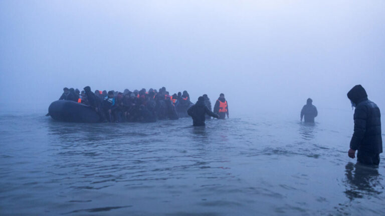 فرنسا وبريطانيا تمددان اتفاقية مكافحة الهجرة غير الشرعية عبر قناة المانش