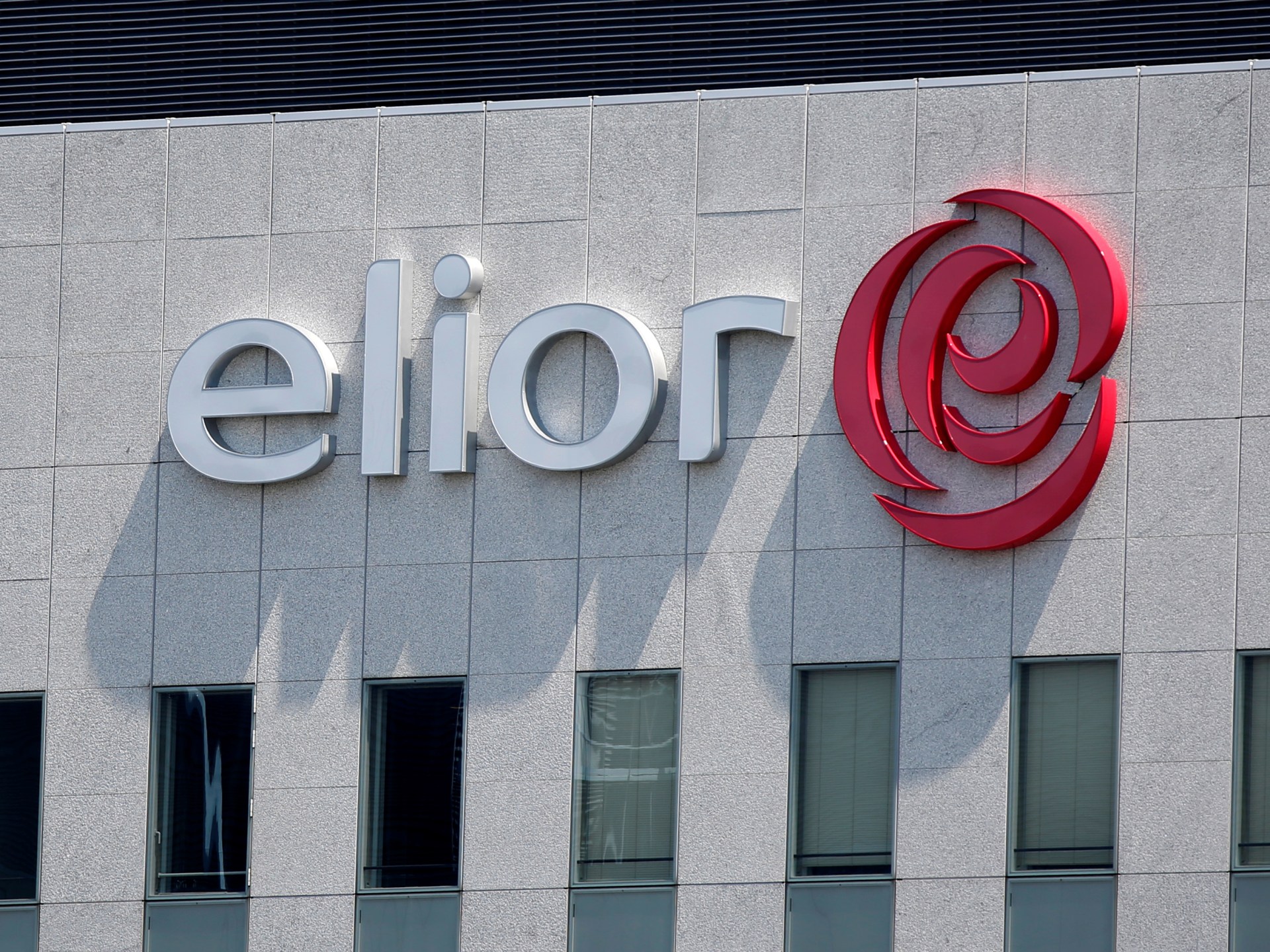 شهادات مؤثرة لمسلمات فصلن من شركة فرنسية بعد رفضهن خلع الحجاب