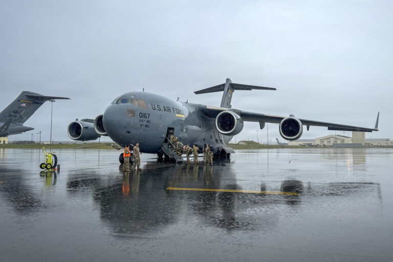 الولايات المتحدة تطلق جسرًا جويًا إلى الشرق الأوسط وسط تعثر المفاوضات الإقليمية