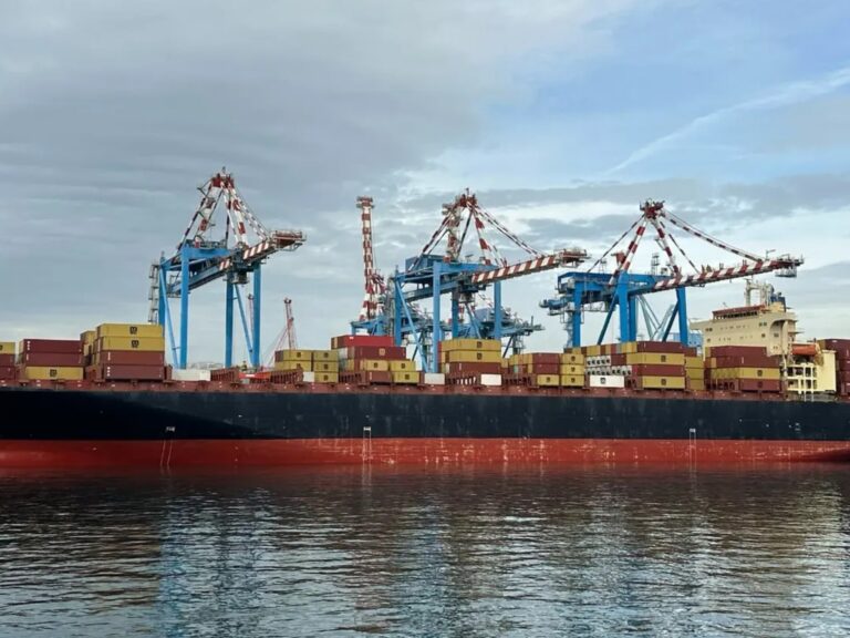 تصاعد التوترات في مضيق هرمز بين عمليات المصادرة والعبور والزوارق الإيرانية