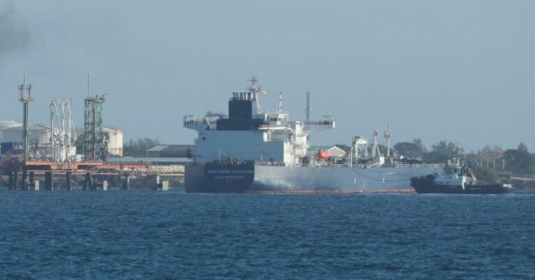 روسيا ترفع صادرات النفط من موانئها الغربية في أوائل أبريل رغم هجمات الطائرات المسيرة