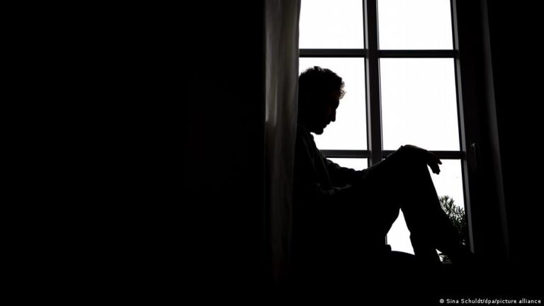 تأثير شعور نقص الرجولة على الرجال واستراتيجيات التعويض النفسية والاجتماعية
