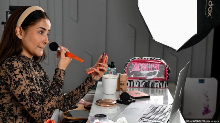 جيل زد يعيد تعريف الثقة الرقمية ويتحول نحو تقييمات المستخدمين بدلاً من المؤثرين