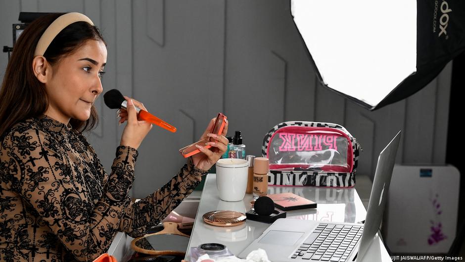 جيل زد يعيد تعريف الثقة الرقمية ويتحول نحو تقييمات المستخدمين بدلاً من المؤثرين