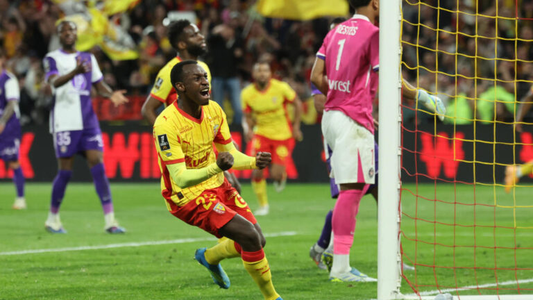 لنس يبلغ نهائي كأس فرنسا بفضل تألق المدافع السعودي عبد الحميد وفوزه الكبير على تولوز