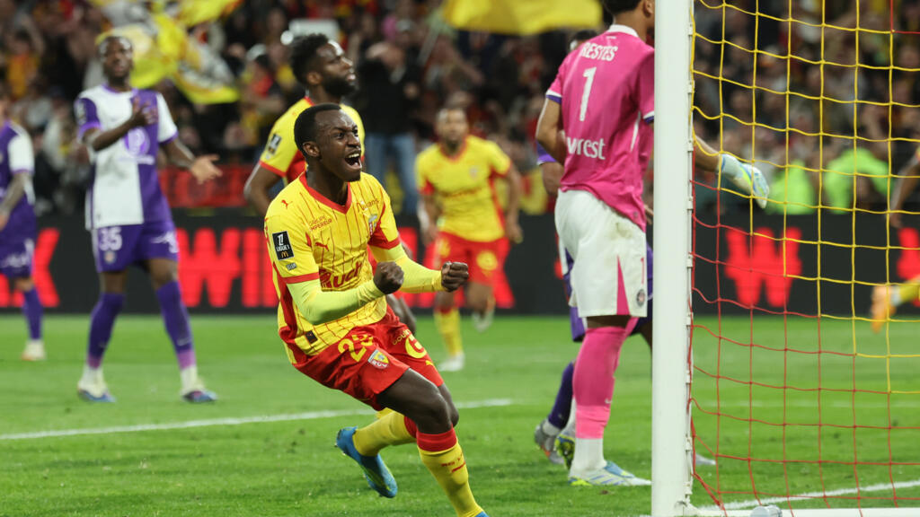 لنس يبلغ نهائي كأس فرنسا بفضل تألق المدافع السعودي عبد الحميد وفوزه الكبير على تولوز