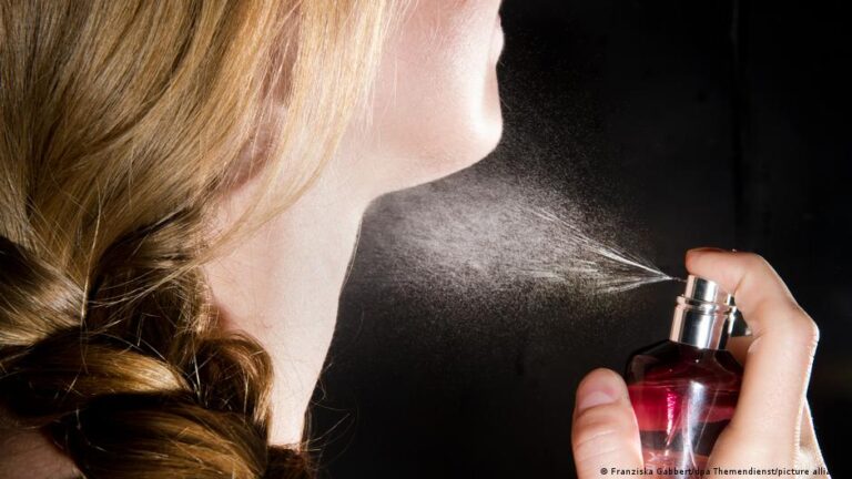 العطر على الرقبة: الحقيقة وراء المخاوف الصحية والأساليب السليمة للاستخدام