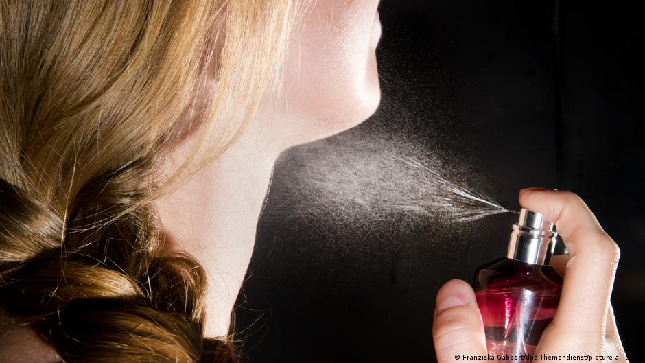 العطر على الرقبة: الحقيقة وراء المخاوف الصحية والأساليب السليمة للاستخدام
