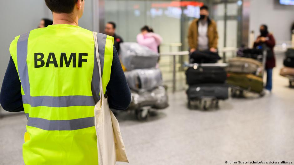 تراجع تاريخي في طلبات اللجوء إلى ألمانيا وفقدانها الصدارة الأوروبية