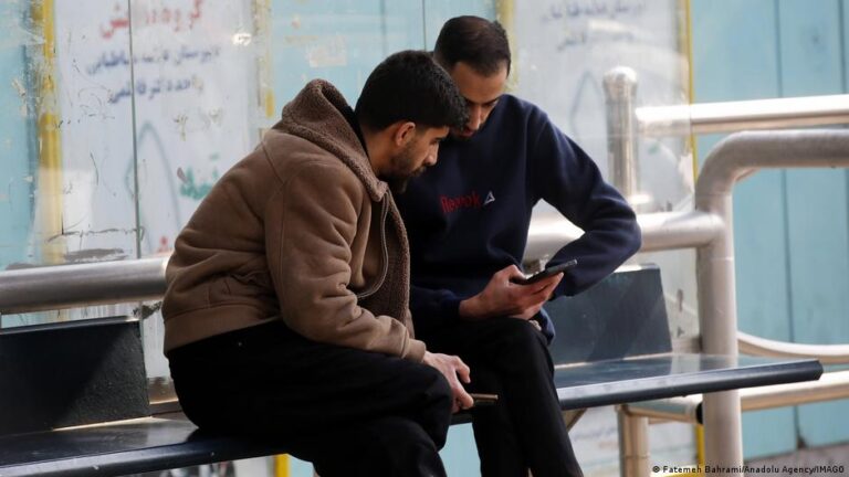 إيران تُعلن أن حجب الإنترنت قرار حكومي يسبب خسائر اقتصادية واجتماعية كبيرة
