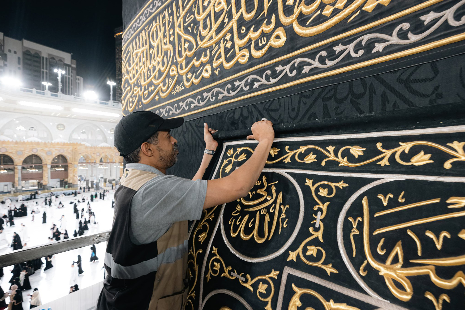 الانتهاء من صيانة الكعبة ورفع كسوتها الجديدة تحضيراً لموسم الحج