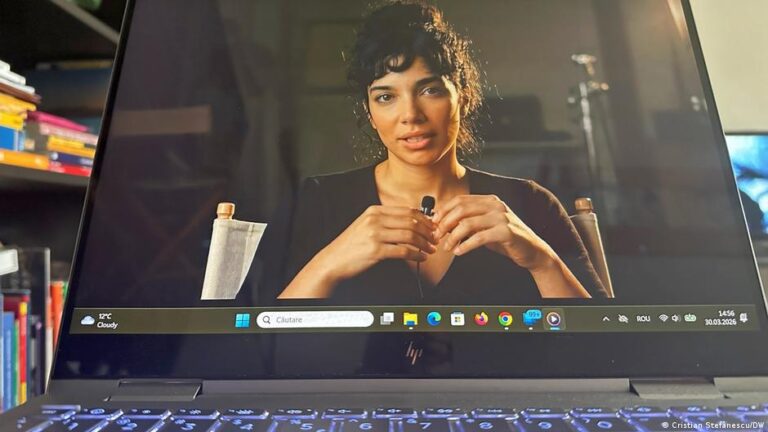 مغنية افتراضية تشبه نساء الروما تثير جدلاً واسعاً في رومانيا بعد حصد ملايين المشاهدات