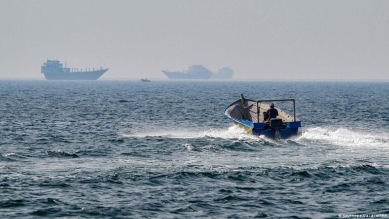 إيران تعلن فتح مضيق هرمز بالكامل وتثير تساؤلات حول مصير الألغام البحرية