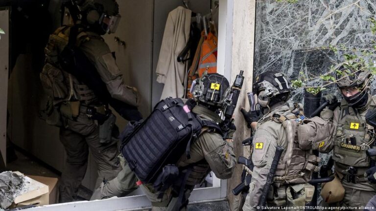 سطو مسلح جريء في نابولي وهروب عبر قنوات الصرف الصحي