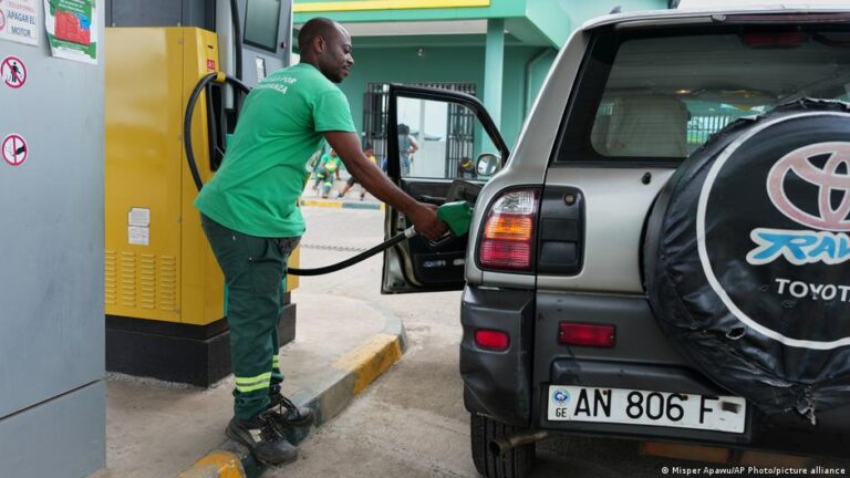 تراجع أسعار النفط بعد ارتفاعها وسط تطلعات محادثات السلام بين الولايات المتحدة وإيران