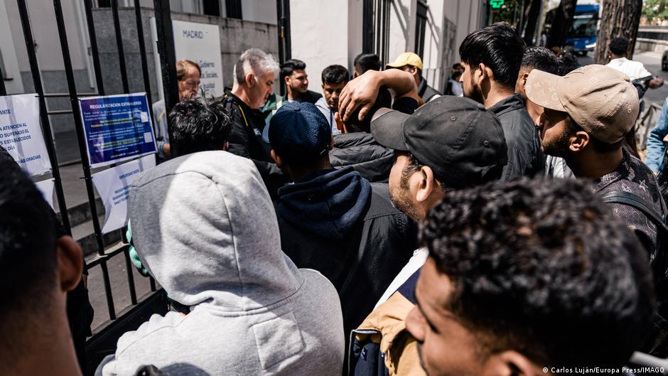 تقرير DW يكشف تأثير السوشيال ميديا في تأجيج العداء ضد المهاجرين في إسبانيا
