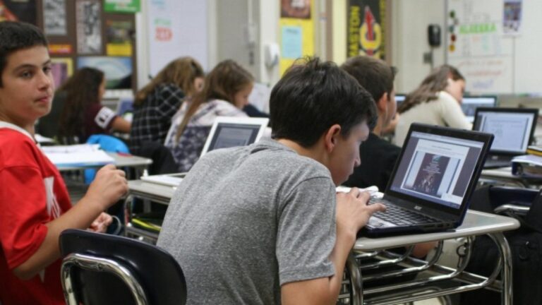 تصاعد حملات ترمب ضد المهاجرين وتأثيرها السلبي على أطفالهم