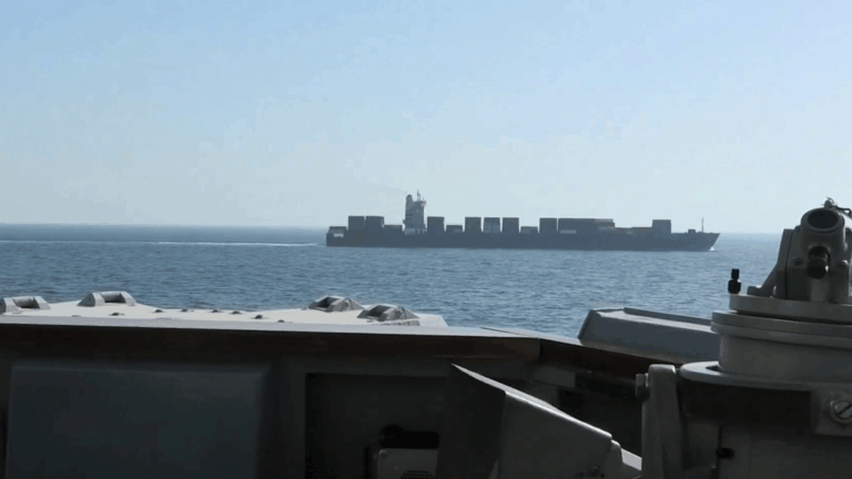 إيران تدين هجوماً على سفينتها وتتهم الولايات المتحدة بالقرصنة البحرية